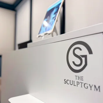 受付カウンターとTHE SCULPT GYMのロゴ